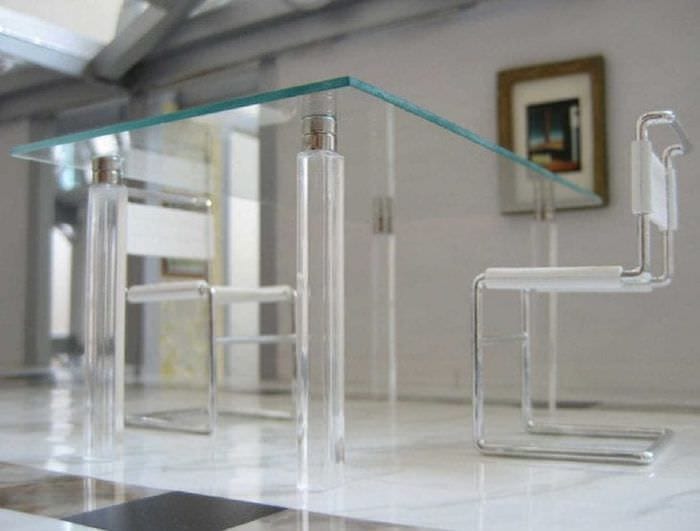 прозрачное стекло в декоре дома
