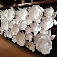 белые бумажные цветы в декоре праздничного зала картинка