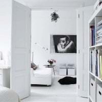 яркая белая мебель в дизайне коридора фото