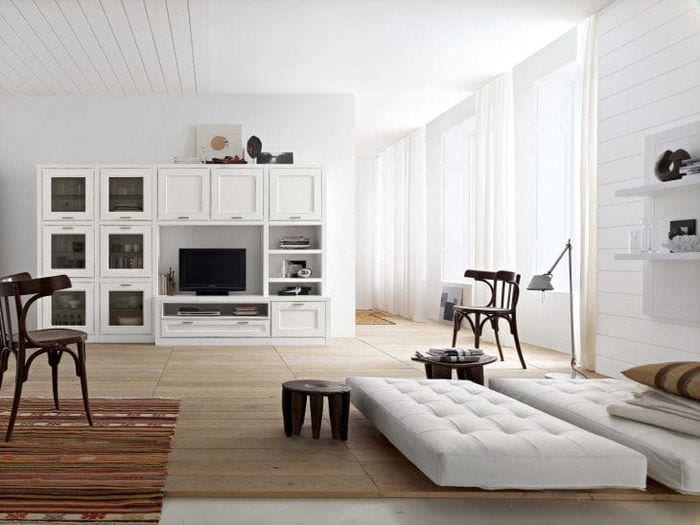 яркая белая мебель в дизайне спальни