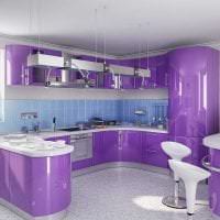 светлый дизайн кухни в фиолетовом цвете картинка
