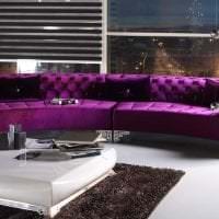 темный фиолетовый диван в дизайне спальни фото