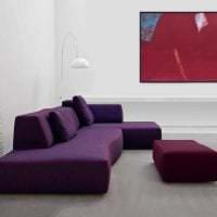 светлый фиолетовый диван в декоре квартиры картинка