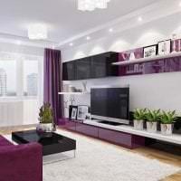 темный фиолетовый диван в интерьере прихожей картинка