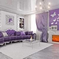 темный фиолетовый диван в декоре гостиной картинка