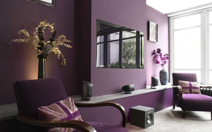 светлый фиолетовый диван в стиле гостиной