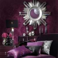 темный фиолетовый диван в стиле коридора картинка