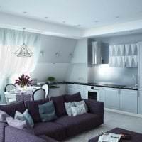 светлый фиолетовый диван в декоре гостиной картинка