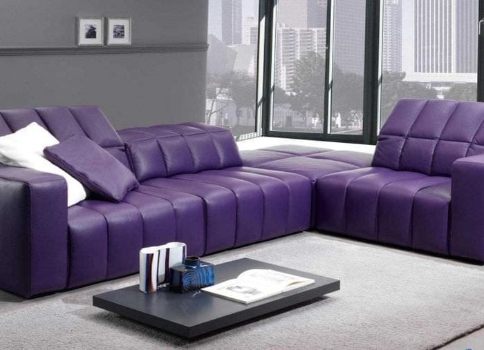 светлый фиолетовый диван в дизайне спальни