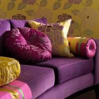 светлый фиолетовый диван в интерьере квартиры фото
