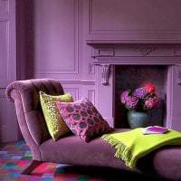 светлый фиолетовый диван в фасаде коридора картинка