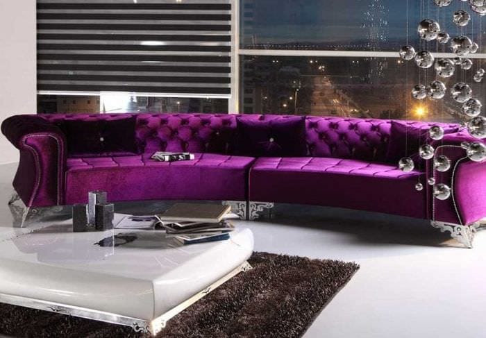 темный фиолетовый диван в интерьере прихожей