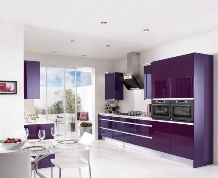 яркий интерьер кухни в фиолетовом цвете