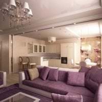 темный фиолетовый диван в декоре дома картинка