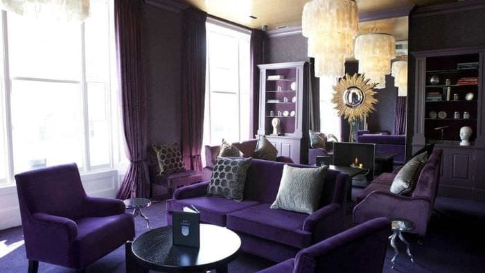 темный фиолетовый диван в дизайне гостиной
