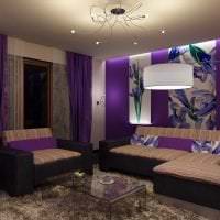 темный фиолетовый диван в фасаде гостиной фото