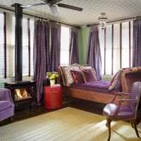 светлый фиолетовый диван в декоре спальни фото