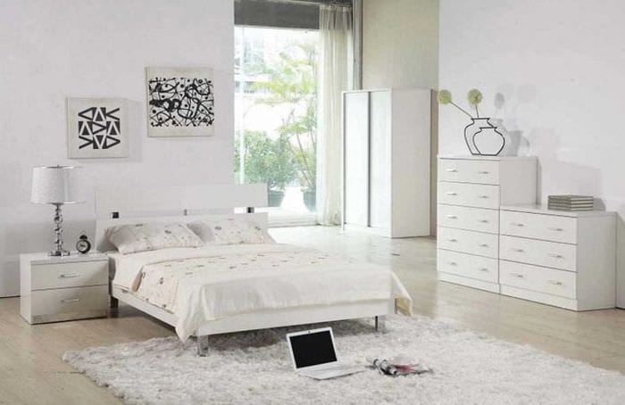 светлая белая мебель в интерьере спальни