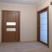 деревянные двери в дизайне квартиры фото