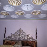 светлое украшение потолка дополнительном светом фото