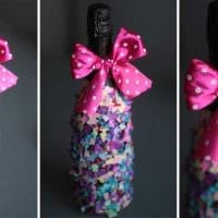 оригинальное украшение бутылок разноцветными ленточками фото