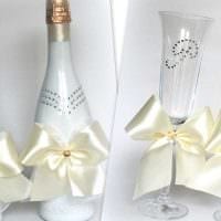 шикарное декорирование бутылок шампанского декоративными ленточками картинка