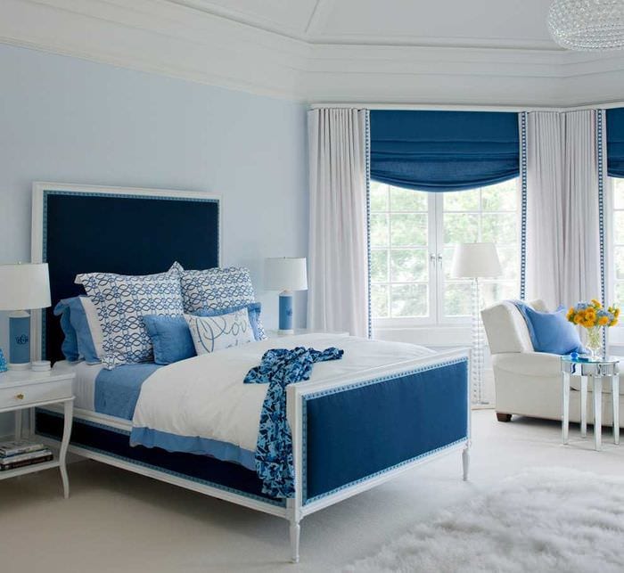 яркий декор спальни в голубом цвете