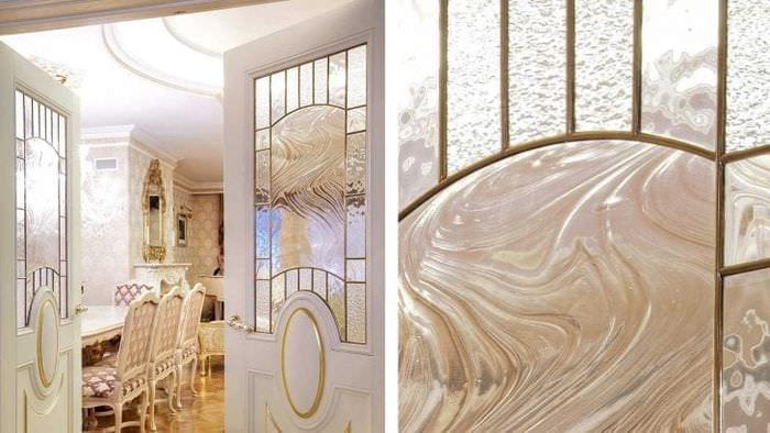 mozaichnyj vitrazh v dizajne doma