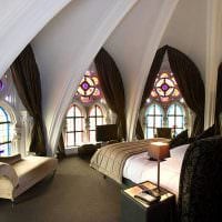 яркий интерьер спальни в готическом стиле фото