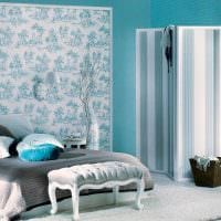 светлый интерьер спальни в голубом цвете фото