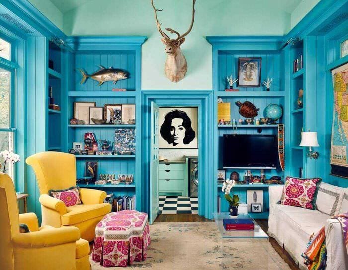 яркий дизайн гостиной в голубом цвете