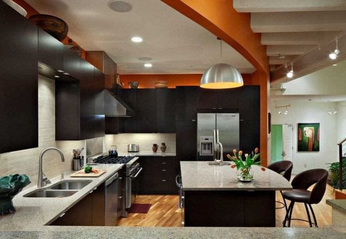 сочетание светлого оранжевого в дизайне квартиры с другими цветами