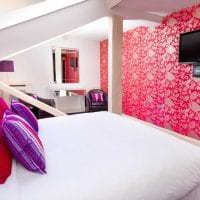 сочетание яркого розового в стиле спальни с другими цветами фото