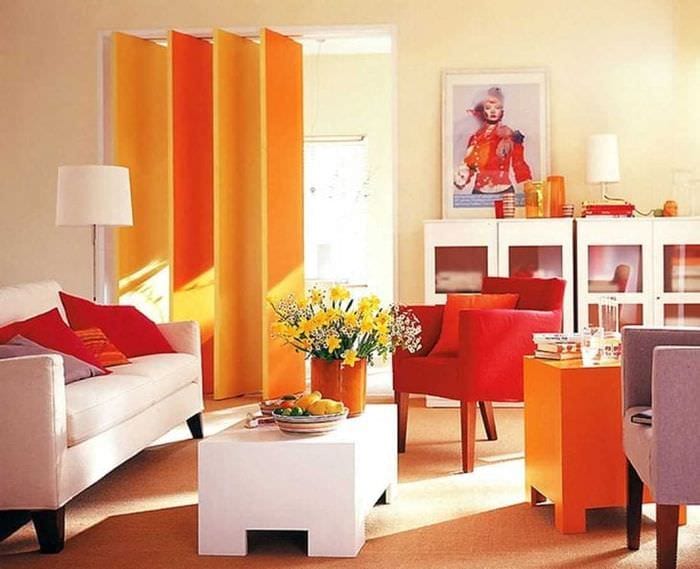 сочетание светлого оранжевого в дизайне гостиной с другими цветами