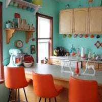 сочетание яркого оранжевого в дизайне квартиры с другими цветами