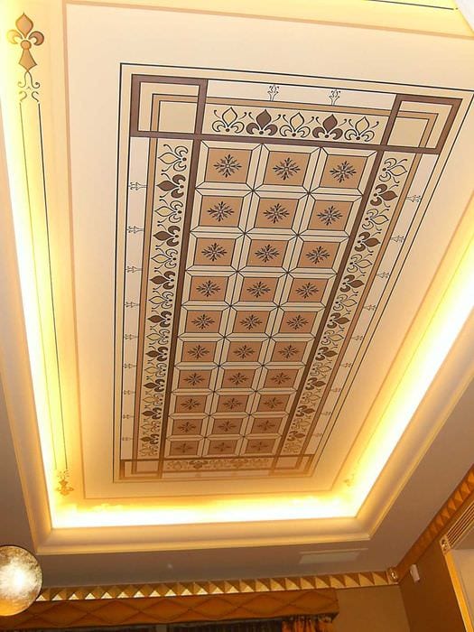 классическое декорирование потолка рисунком