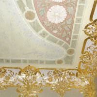 классическое декорирование потолка дополнительном светом фото