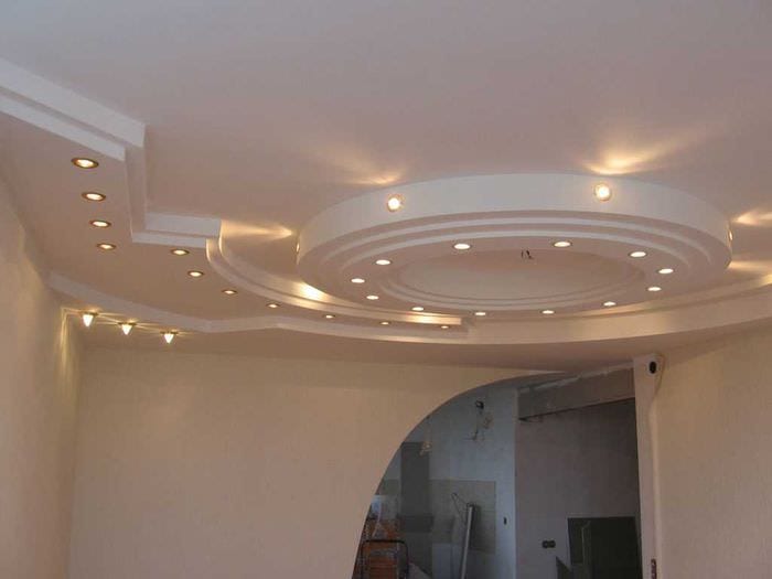 классическое декорирование потолка дополнительном светом