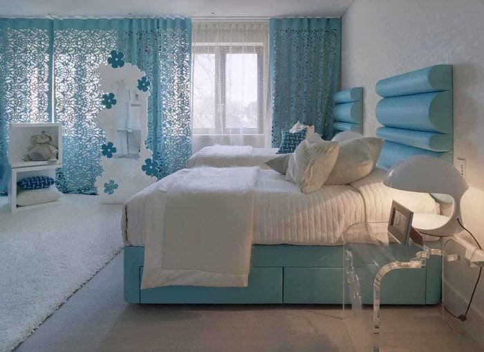оригинальный интерьер спальни в голубом цвете
