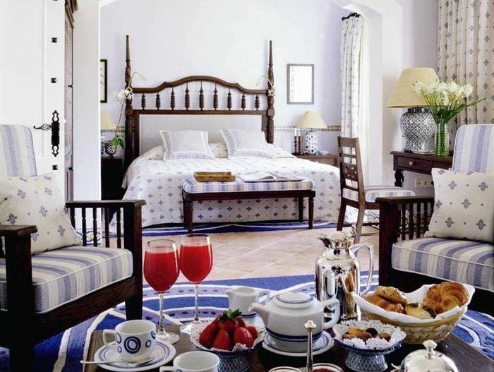 необычный декор спальни в средиземноморском стиле