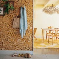 светлый дизайн комнаты со спилами дерева картинка