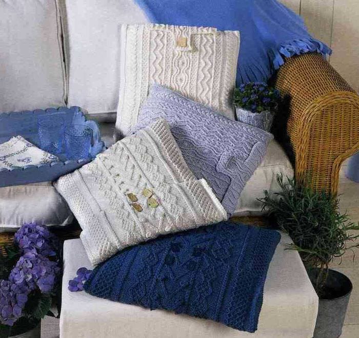 вязанные подушки в стиле комнаты