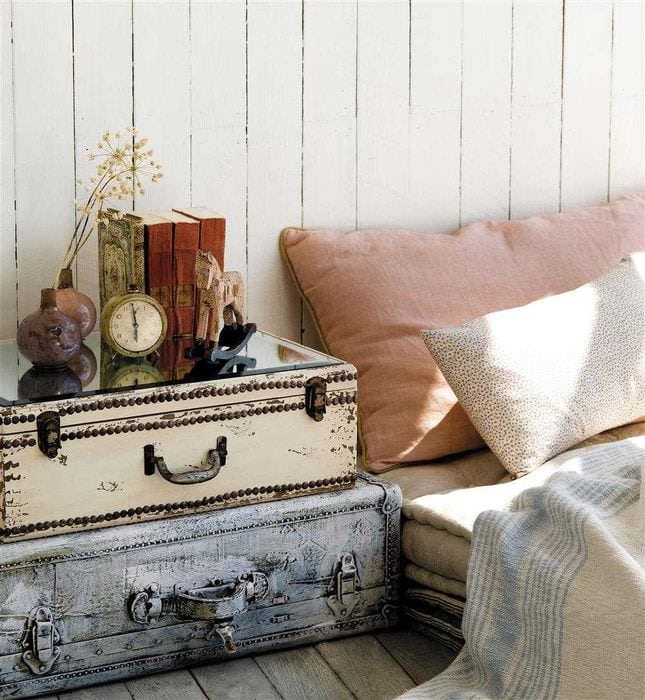 яркий дизайн спальни со старыми чемоданами