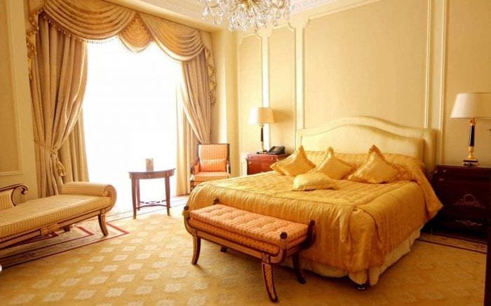 яркий дизайн комнаты в горчичном цвете