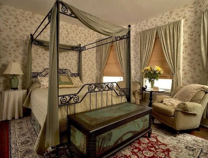 яркий дизайн спальни в викторианском стиле