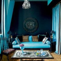оригинальный интерьер квартиры в голубом цвете фото