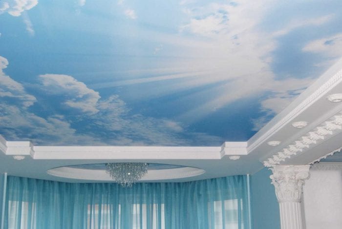 красивое украшение потолка дополнительном светом