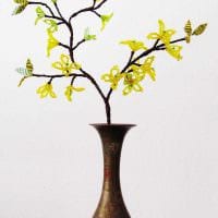 вариант яркого дизайна вазы с декоративными цветами картинка
