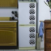 вариант яркого оформления холодильника на кухне картинка