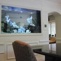 идея красивого украшения домашнего аквариума картинка